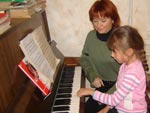 Минеева Татьяна Федоровна на уроке с ученицей 1 класса Яковлевой Леной