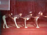 Младшая танцевальная группа исполняет танец «Пингвинчики» (1990 г.)