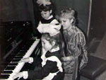 Гребнева Ю.П. со своими ученицами фортепианного отделения